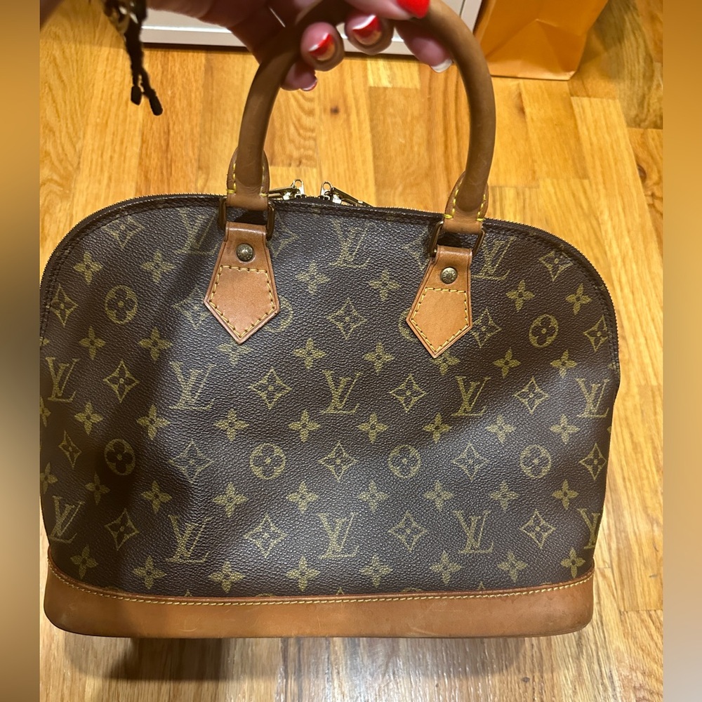 AUTHENTIC LOUIS VUITTON Alma PM Vintage Handbag - Picture 4 of 16